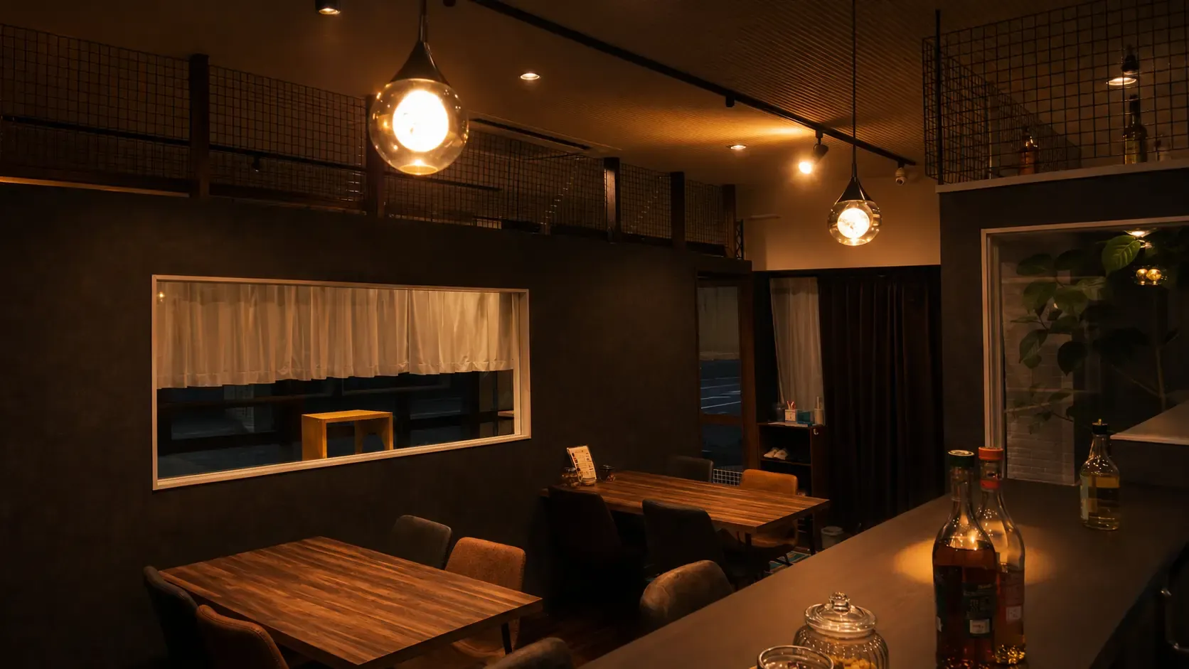 またたび酒場ルポの実際の店内。琥珀色の灯りが差すカウンター
